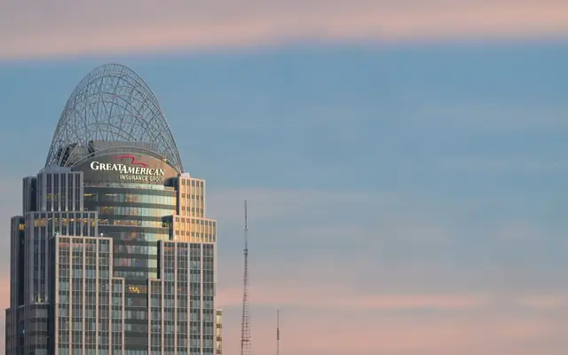 Great American Tower at sunset in Cincinnati, with a beautiful pink and blue sky.